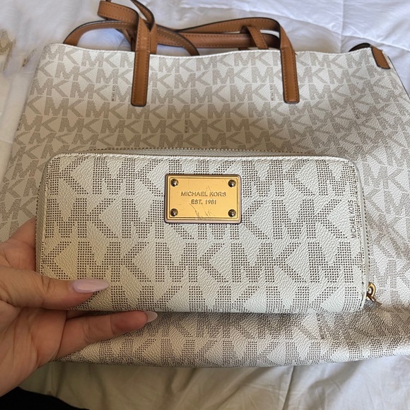 MK Bag with matching Wallet - Picture 1 of 6